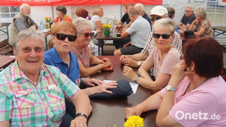 Der VIP-Frauentisch mit den Damen vom Arbeiter-Kameradschaftsverein. Schon heute planen sie das Osterbrunnenfest nächstes Jahr. Bild: mfh