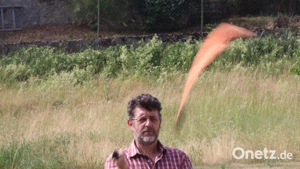 Peter Ostermann zeigte den Kindern, wie schnell man das Jonglieren mit sogenannten Pois erlernen kann. Bild: mfh