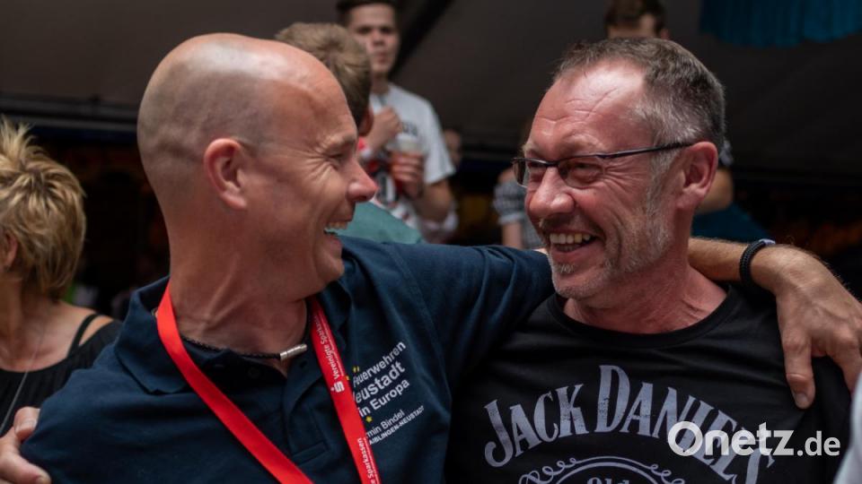 Viele Gäste und gute Stimmung. Der Auftritt von &quot;Die Dorfer&quot; beim 150-jährigen Jubiläum der Freiwilligen Feuerwehr Neustadt/WN war ein voller Erfolg. Bis in die frühen Morgenstunden hinein tanzten und sangen die Partygäste mit &quot;Österreichs schärfster Showband&quot; um die Wette. Bild: pml