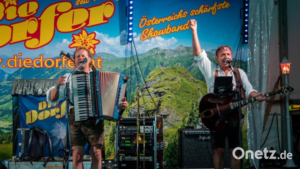 Viele Gäste und gute Stimmung. Der Auftritt von &quot;Die Dorfer&quot; beim 150-jährigen Jubiläum der Freiwilligen Feuerwehr Neustadt/WN war ein voller Erfolg. Bis in die frühen Morgenstunden hinein tanzten und sangen die Partygäste mit &quot;Österreichs schärfster Showband&quot; um die Wette. Bild: pml