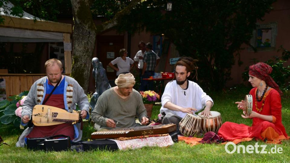 Die Gruppe &quot;Tryzna&quot; aus Stettin präsentiert sich mit mittelalterlicher Musik. Bild: bey