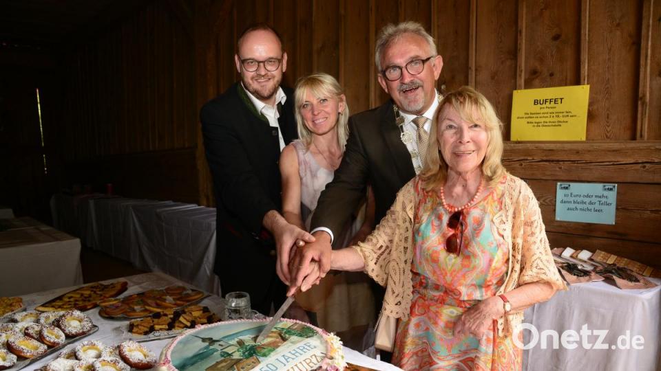Landrat Andreas Meier, &quot;Tortenkünslerin&quot; Svetlana Völkl, Bürgermeister Rudolf Schopper und Rita Kielhorn schneiden gemeinsam die Jubiläumstorte an. Bild: bey