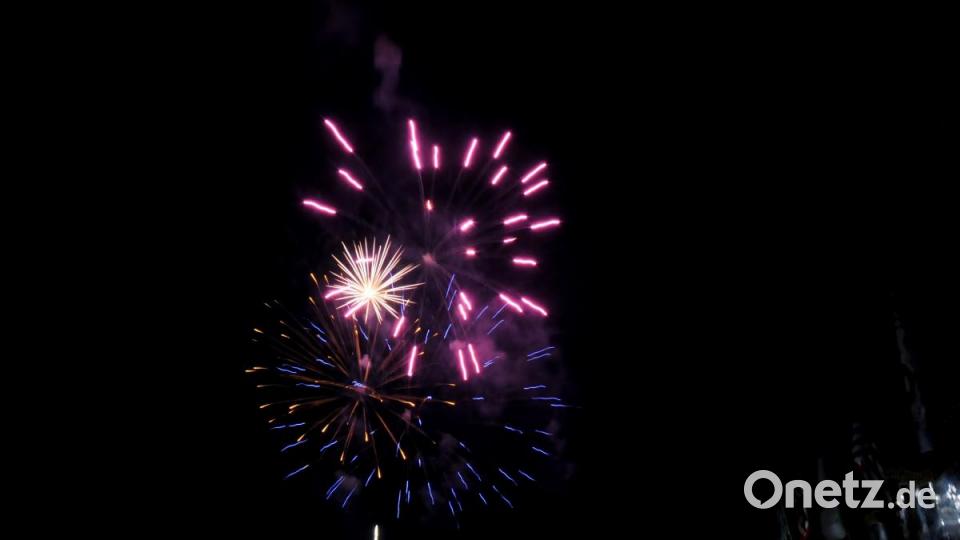 Freitagabend erhellte das Abschlussfeuerwerk der Pfingstdult den Nachthimmel über Amberg. Bild: Stephan Huber