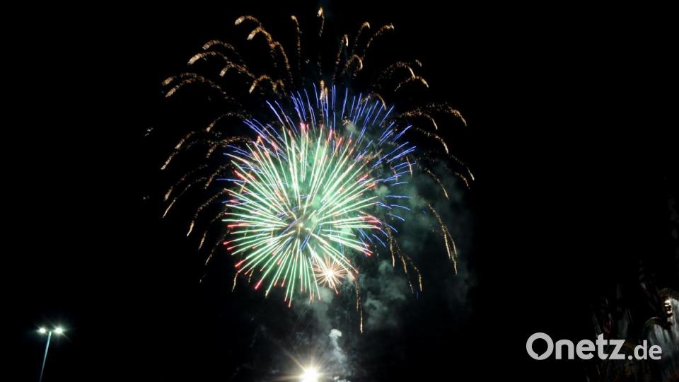 Freitagabend erhellte das Abschlussfeuerwerk der Pfingstdult den Nachthimmel über Amberg. Bild: Stephan Huber