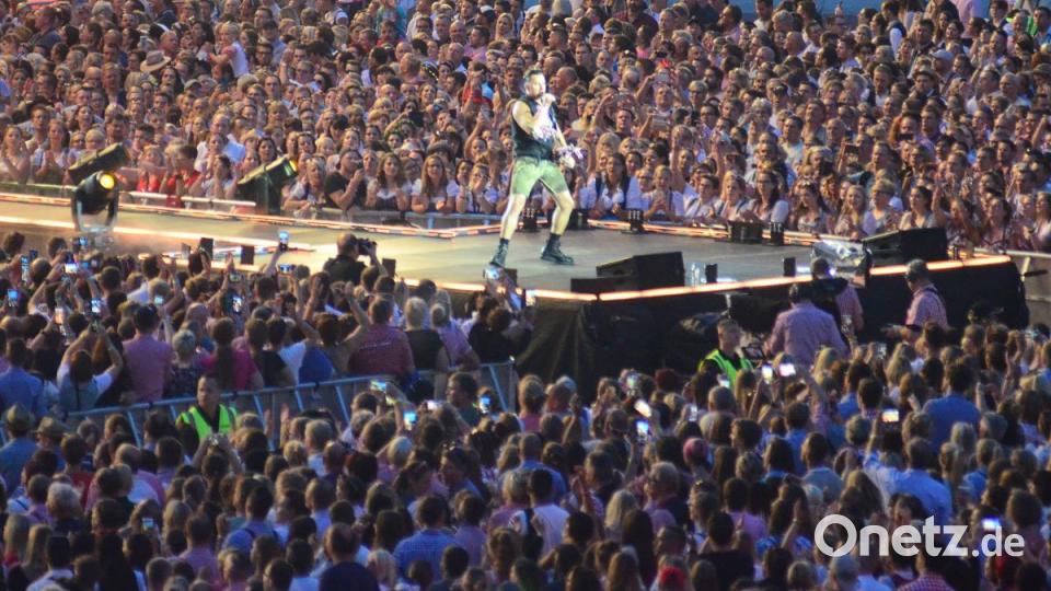 Andreas Gabalier und seine Fans. Bild: Kunz