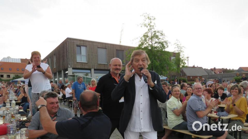 Umjubelter Empfang von Bata Illic beim Weg durch die Menge nach vorn. Bild: ubb