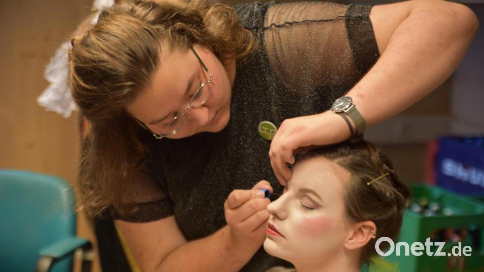 Nicht zu sparsam auftragen: Das Make-Up von Saskia Lang (hier bei Theresa Weidhas) muss auch in den hinteren Zuschauerreihen noch die Mimik der Darsteller effektvoll verstärken. Bild: Tobias Schwarzmeier
