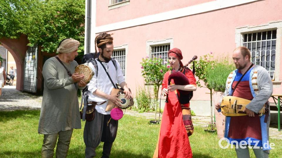 Die Gruppe &quot;Tryzna&quot; aus Stettin präsentiert sich mit mittelalterlicher Musik. Bild: bey