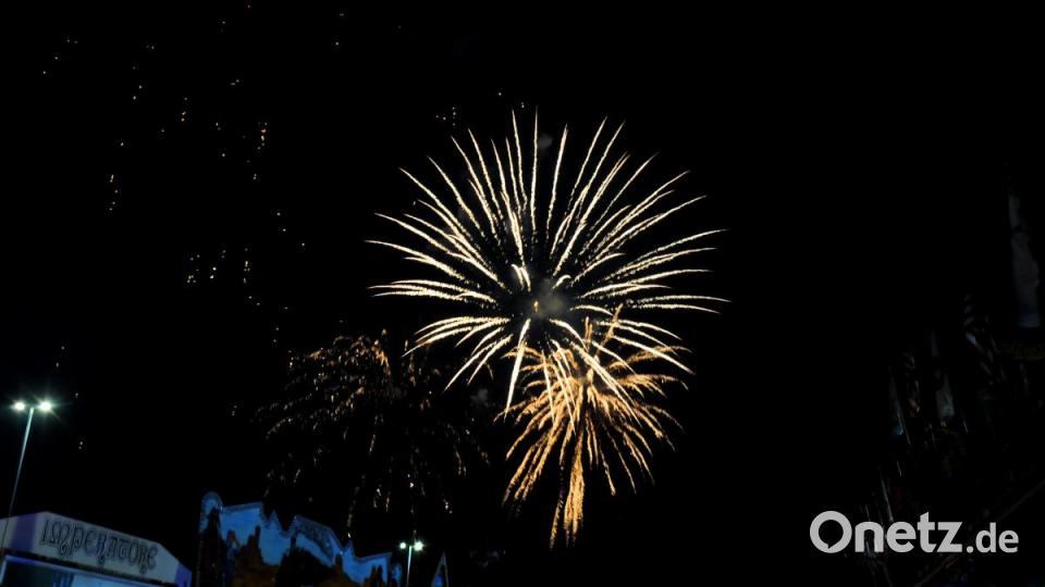 Freitagabend erhellte das Abschlussfeuerwerk der Pfingstdult den Nachthimmel über Amberg. Bild: Stephan Huber
