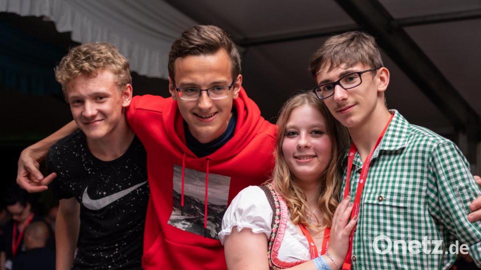 Viele Gäste und gute Stimmung. Der Auftritt von &quot;Die Dorfer&quot; beim 150-jährigen Jubiläum der Freiwilligen Feuerwehr Neustadt/WN war ein voller Erfolg. Bis in die frühen Morgenstunden hinein tanzten und sangen die Partygäste mit &quot;Österreichs schärfster Showband&quot; um die Wette. Bild: pml