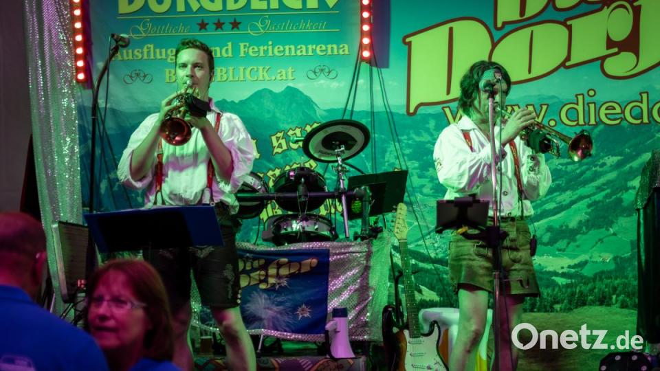 Viele Gäste und gute Stimmung. Der Auftritt von &quot;Die Dorfer&quot; beim 150-jährigen Jubiläum der Freiwilligen Feuerwehr Neustadt/WN war ein voller Erfolg. Bis in die frühen Morgenstunden hinein tanzten und sangen die Partygäste mit &quot;Österreichs schärfster Showband&quot; um die Wette. Bild: pml