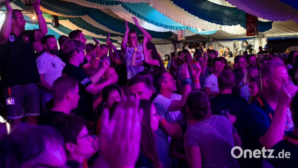 Viele Gäste und gute Stimmung. Der Auftritt von &quot;Die Dorfer&quot; beim 150-jährigen Jubiläum der Freiwilligen Feuerwehr Neustadt/WN war ein voller Erfolg. Bis in die frühen Morgenstunden hinein tanzten und sangen die Partygäste mit &quot;Österreichs schärfster Showband&quot; um die Wette. Bild: pml