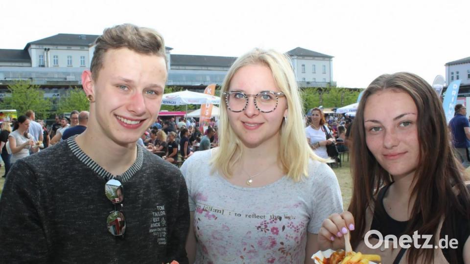 Die Besucher des Foodtruck-Festivals freuen sich nicht nur über das leckere Essen. Auch das Wetter war herrlich am OTH-Campus in Amberg. Bild: exb