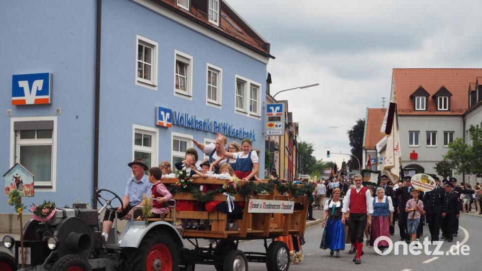108 Gruppen ziehen mit dem Festzug durch Neustadt. Bild: krb