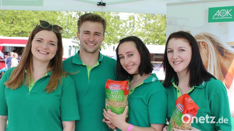 Die Besucher des Foodtruck-Festivals freuen sich nicht nur über das leckere Essen. Auch das Wetter war herrlich am OTH-Campus in Amberg. Bild: exb