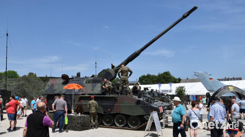 Die Panzerhaubitze 2000 beim Tag der Bundeswehr in Cham. Bild: Alexander Pausch