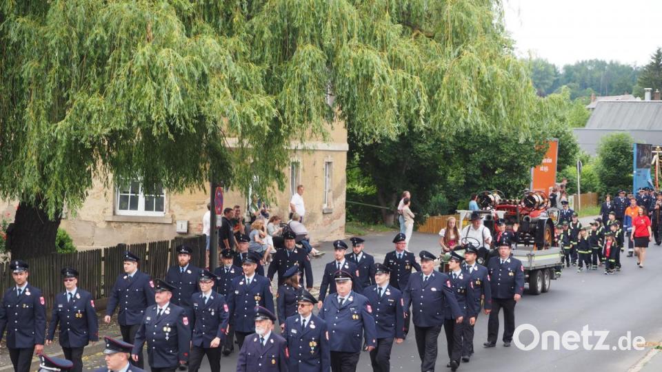 108 Gruppen ziehen mit dem Festzug durch Neustadt. Bild: krb