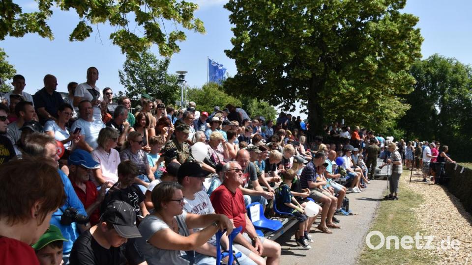Während der Vorführungen beim Tag der Bundeswehr in Cham waren die Zuschauerränge dicht besetzt. Bild: Alexander Pausch