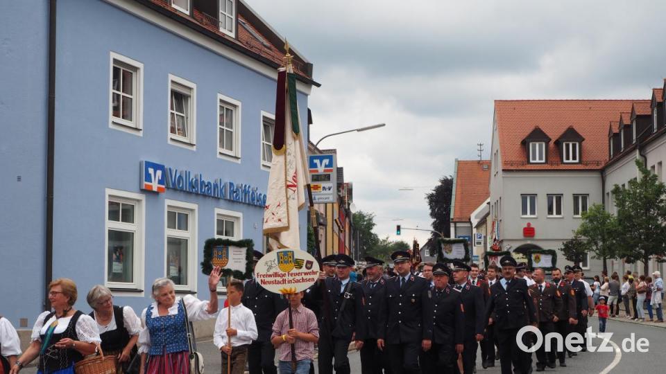 108 Gruppen ziehen mit dem Festzug durch Neustadt. Bild: krb