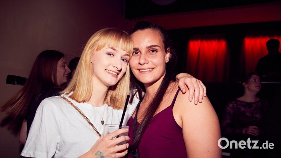 Heiße Beats, volle Tanzfläche. Der Casino Saal in Amberg bebt, denn: Hunderte Feiernde driften durch die 2000er. Bild: exb