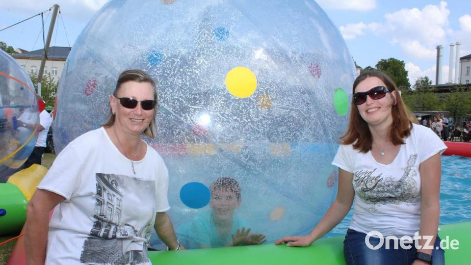 Die Besucher des Foodtruck-Festivals freuen sich nicht nur über das leckere Essen. Auch das Wetter war herrlich am OTH-Campus in Amberg. Bild: exb