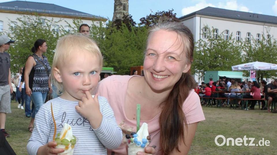 Die Besucher des Foodtruck-Festivals freuen sich nicht nur über das leckere Essen. Auch das Wetter war herrlich am OTH-Campus in Amberg. Bild: exb