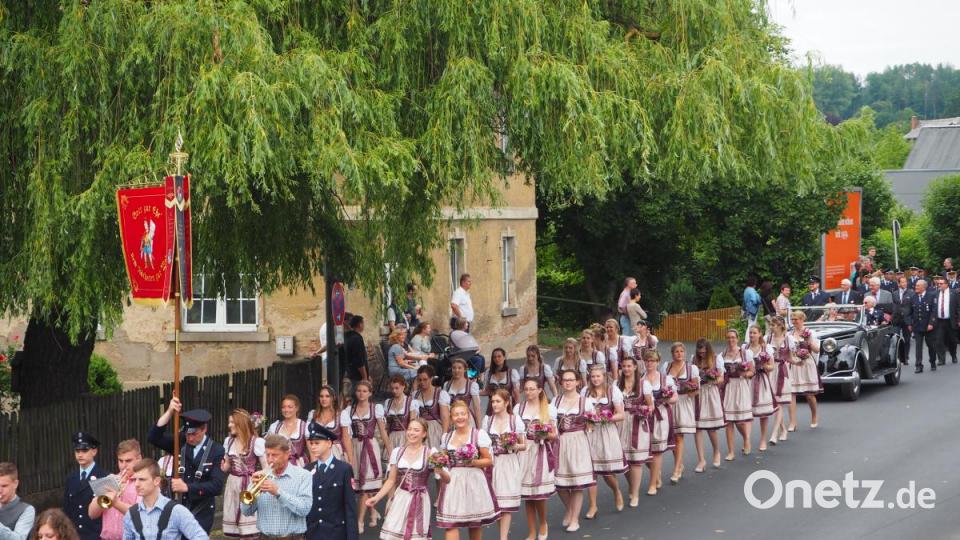 108 Gruppen ziehen mit dem Festzug durch Neustadt. Bild: krb