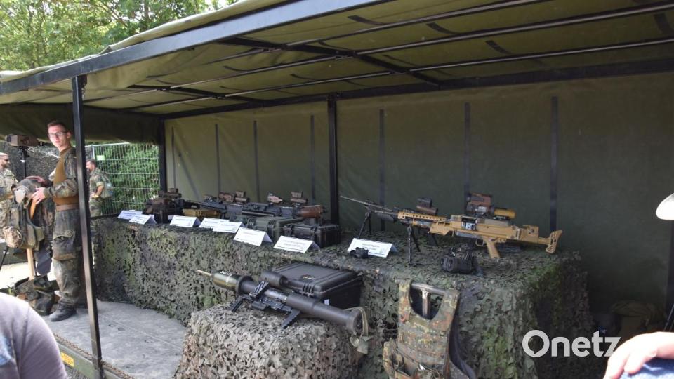 Die Panzergrenadiere zeigen beim Tag der Bundeswehr in Cham ihre Gewehre. Bild: Alexander Pausch