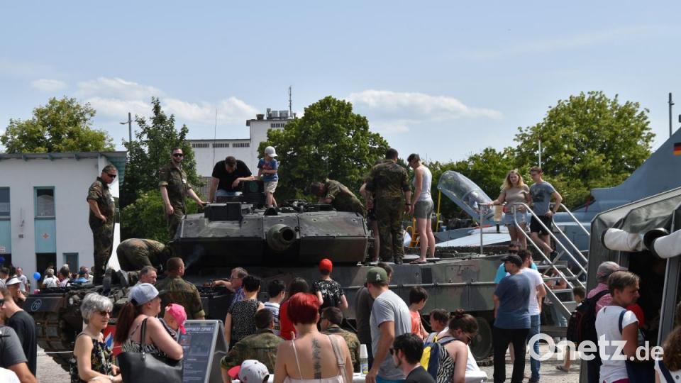 Dicht umlagert ist der Leopard-Kampfpanzer beim Tag der Bundeswehr in Cham. Bild: Alexander Pausch