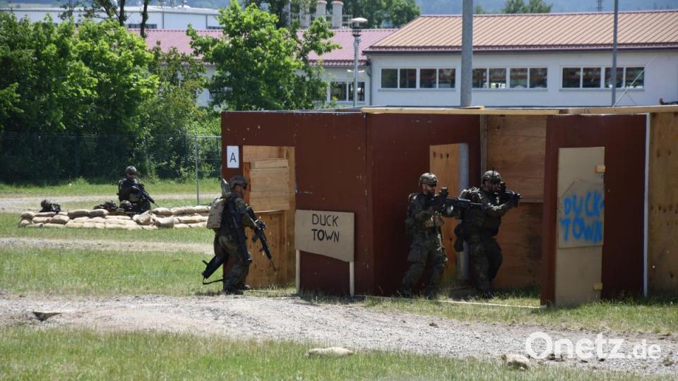 Panzergrenadiere zeigen beim Tag der Bundeswehr in Cham die Durchsuchung von Häusern. Bild: Alexander Pausch