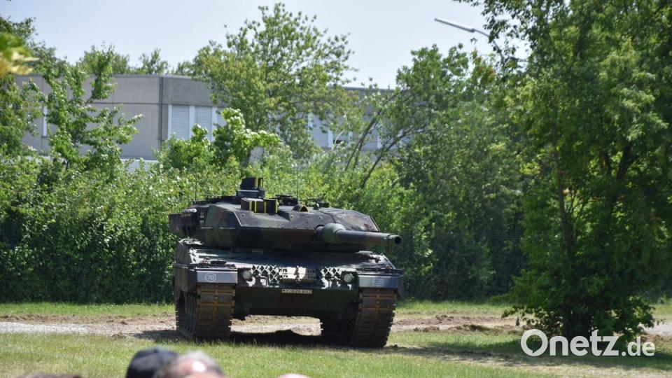 Ein Kampfpanzer vom Typ Leopard während einer Vorführung beim Tag der Bundeswehr in Cham. Bild: Alexander Pausch