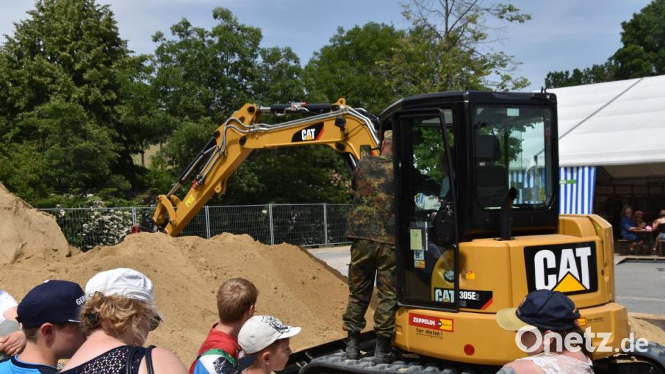 Unter Anleitung einmal baggern beim Tag der Bundeswehr in Cham. Bild: Alexander Pausch