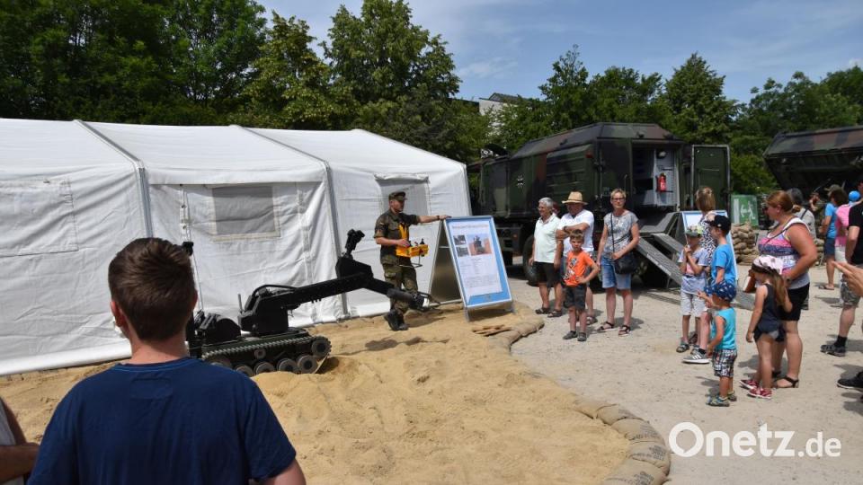 Wo es zu gefährlich ist, nutzen die Pioniere den ferngesteuerten Roboter. Dies zeigen sie beim Tag der Bundeswehr in Cham. Bild: Alexander Pausch