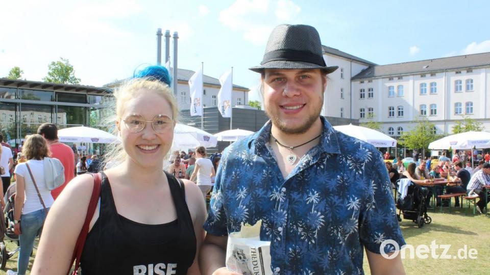 Die Besucher des Foodtruck-Festivals freuen sich nicht nur über das leckere Essen. Auch das Wetter war herrlich am OTH-Campus in Amberg. Bild: exb