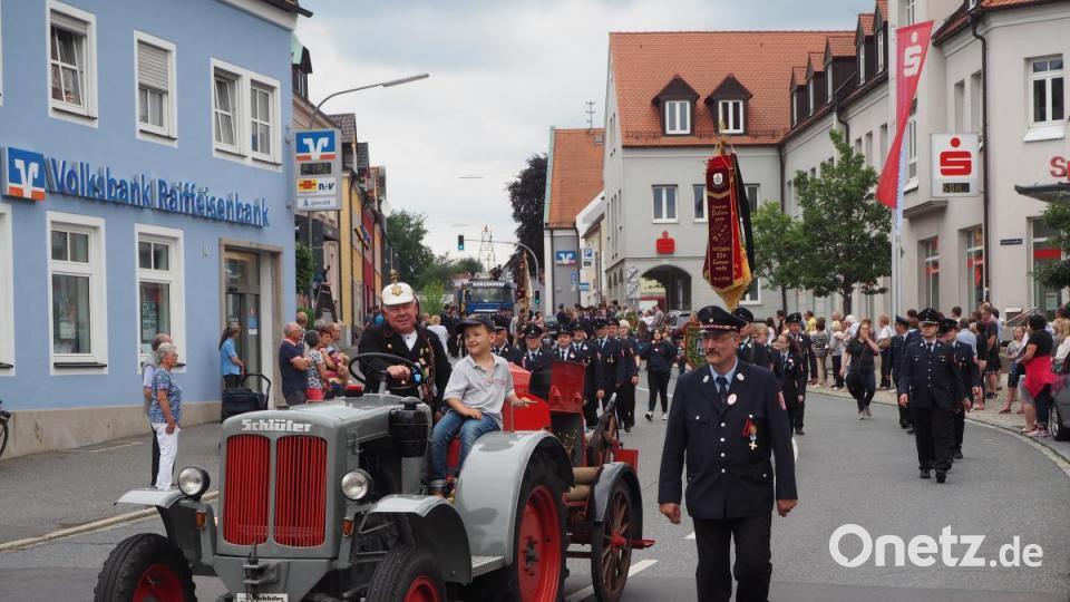 108 Gruppen ziehen mit dem Festzug durch Neustadt. Bild: krb