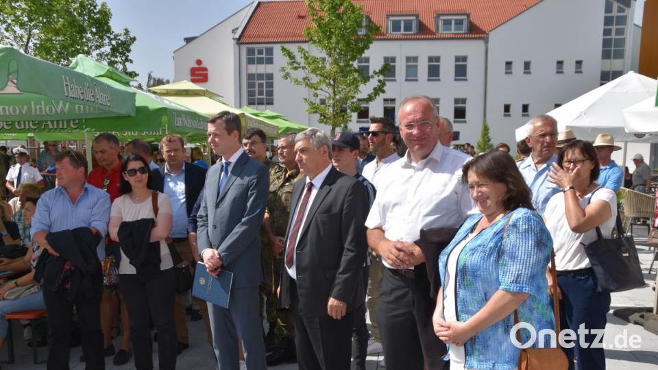 (Von links) Staatssekretär Thomas Silberhorn. der Bundestagsabgeordnete Karl Holmeier, der Chamer Landrat Franz Löffler und die Bundestagsabgeordnete Marianne Schieder beim Tag der Bundeswehr in Cham. Bild: Alexander Pausch