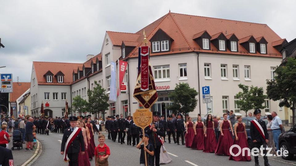108 Gruppen ziehen mit dem Festzug durch Neustadt. Bild: krb