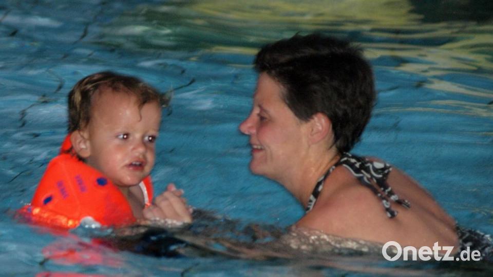 Gut beschützt mit Schwimmflügeln hatten auch die Kleinsten ihren großen Spaß im Wasser. Bild: sön