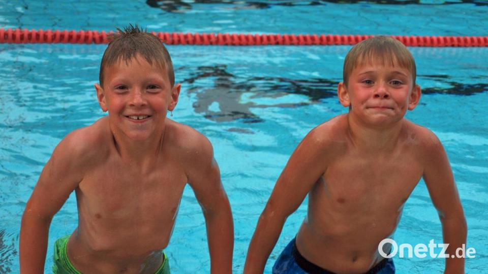 Am frühen Abend gingen vor allem Kinder und Jugendliche ins Wasser. Bild: sön