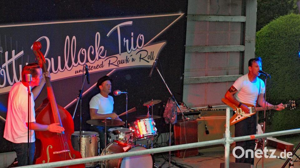 „Wir spielen für euch Rock’n ’Roll, dass es nur so kracht“: Das versprach das Scotty-Bullock-Trio. Bild: sön