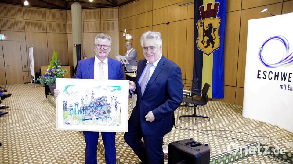 Bürgermeister Michael Göth überreichte ein Maxhüttenbild von Hans Wuttig an seinen Amtskollegen Rudi Bertram. Bild: müb