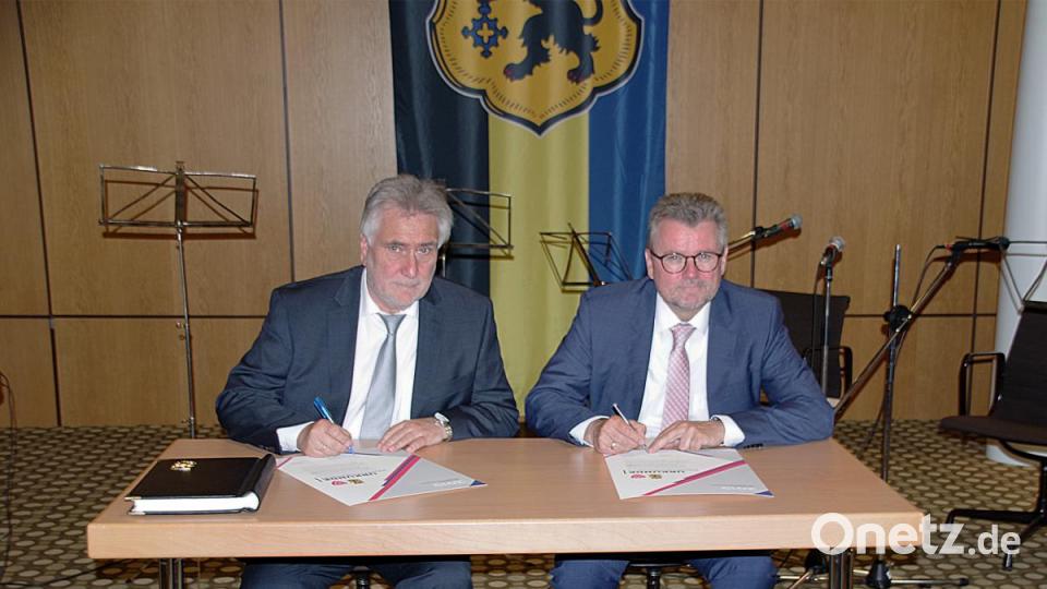 Wiederholung der Unterzeichnung der Urkunden mit den Bürgermeistern Rudi Bertram und Michael Göth. Bild: müb