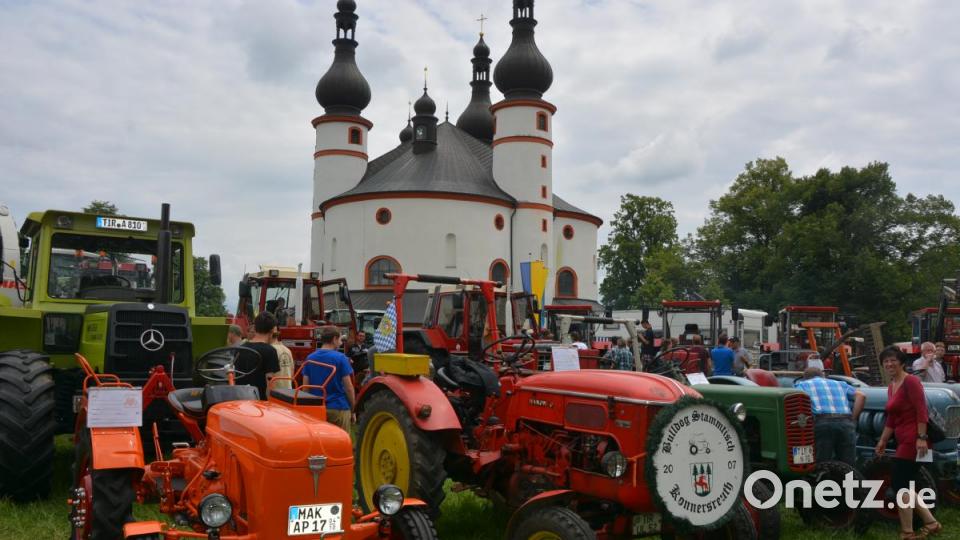 Ein beliebtes Fotomotiv: alte Bulldogs mit der Kapplkirche im Hintergrund. Bild: jr