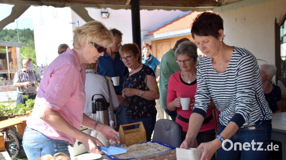 Reich gedeckt mit Kaffee und Kuchen war für die Reisegruppe aus Schmidmühlen zum Nachmittagscafe im Restaurant in Raversdorf, wo sich sonst die übenden Soldaten aufhalten. Bild: bö