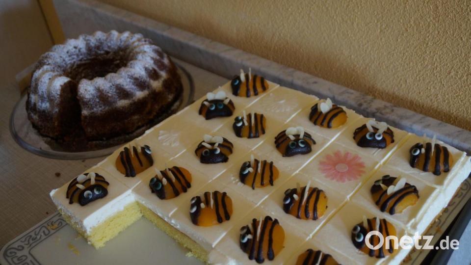 Natürlich durfte eine Bienentorte beim anschließenden Kaffee nicht fehlen.
Evtl.als Fotogallerie/Aktualität und Bedeutung der Biene Bild: weu