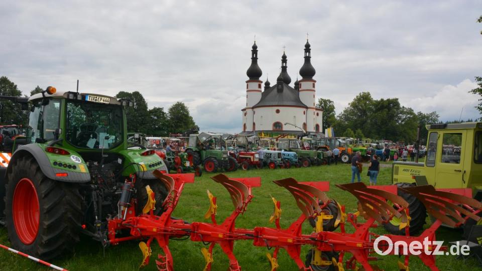 Zahlreiche Oldtimer und auch neueste Landmaschinen-Technik waren beim 4. Münchenreuther Bulldogtreffen bei der Kapplkirche zu sehen. Bild: jr