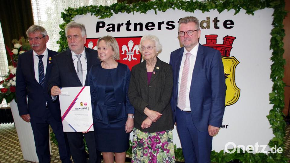 Präsentation der Partnerschaftsurkunde mit (von links) Partnerschaftsvereinsvorsitzendem Hartmut Fröhlich, Bürgermeister Rudi Bertram, der stellvertretenden Bürgermeisterin von Wattrelos Catherine Osson, Ratsherrin Penelope Horsfall aus dem südenglischen Borough sowie Bürgermeister Michael Göth. Bild: müb