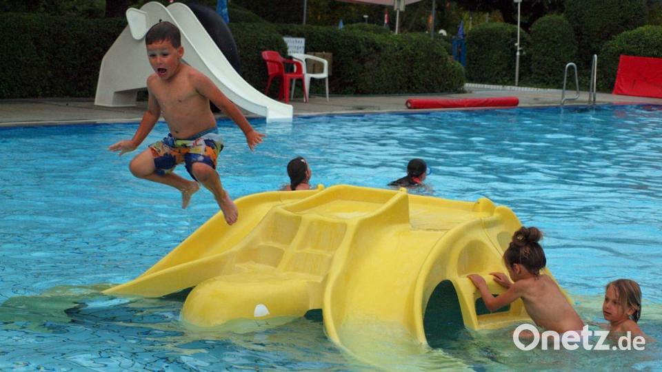 Beim Nachtschwimmen im Riedener Freibad hatten vor allem die Jüngsten ihren Spaß im Wasser. Bild: sön
