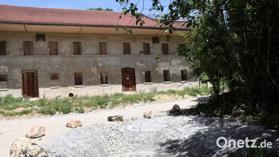Das alte Bauernhaus in Waltersheim ist heute noch genau so dominant wie vor über 80 Jahren, als es noch bewohnt war. Bild: bö