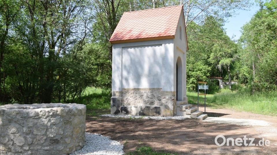 Dort wo die Goaß den Dorfhund gebissen hat: Mitten drin im Sperrgebiet: Auf dem Dorfplatz in Pielenhofen haben die Amerikaner den Dorfbrunnen und die Dorfkapelle gesichert. Im Hintergrund sieht man den Eingang zum Friedhof. Bild: bö